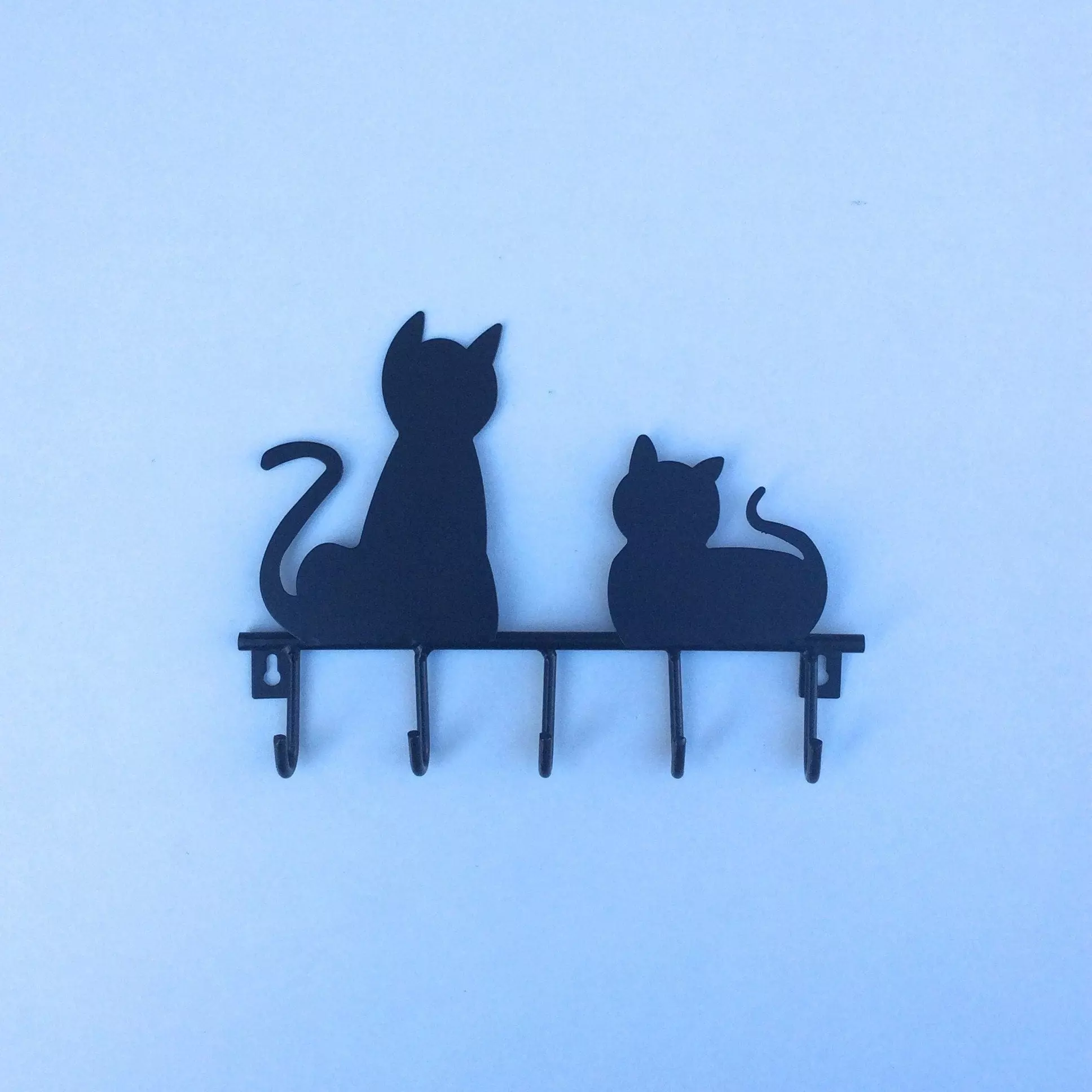 Porte manteau metal mural noir avec chats et 5 crochets chez 1001 Patères