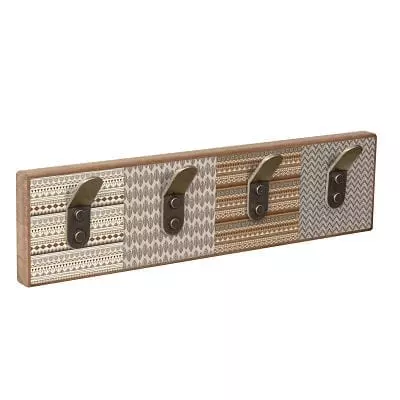 Patere-laiton-vieilli-sur-fond-patchwork-indien