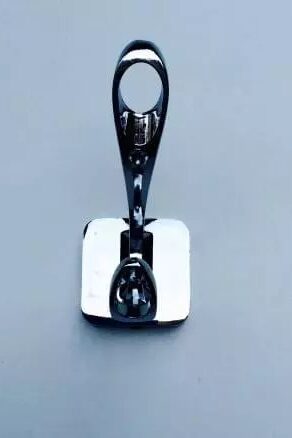 Patère chromée double crochet avec support carré chez 1001 Patères