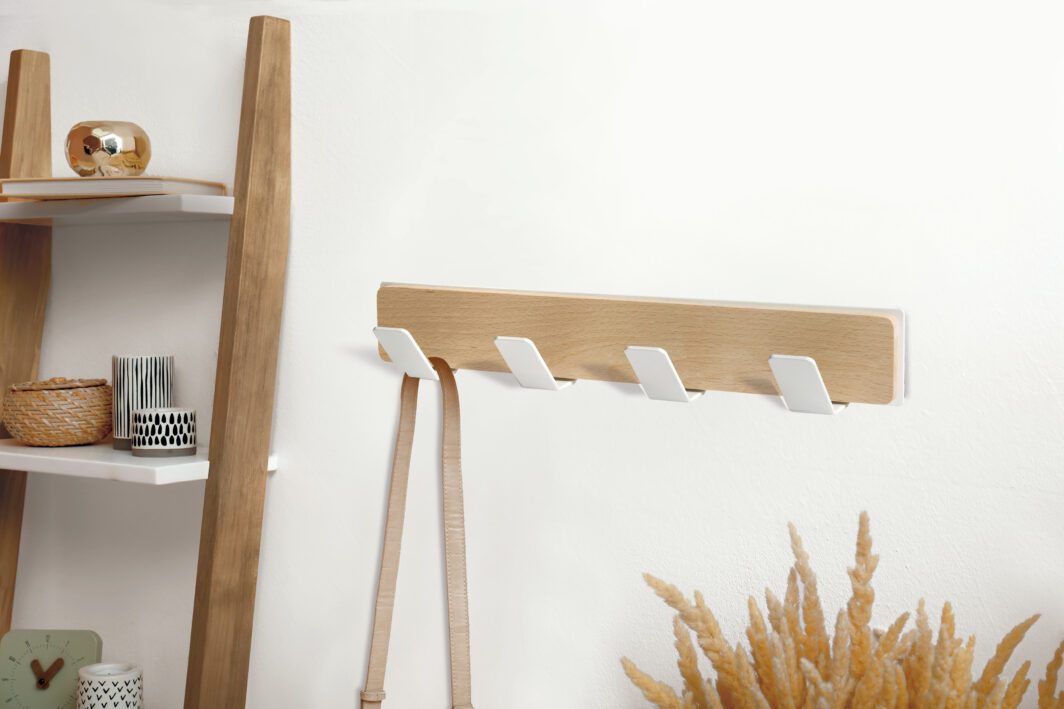 Porte-manteaux 4 accroches métal blanc support bois naturel NESU