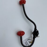 Patère antique métallique et double embouts porcelaine rouge